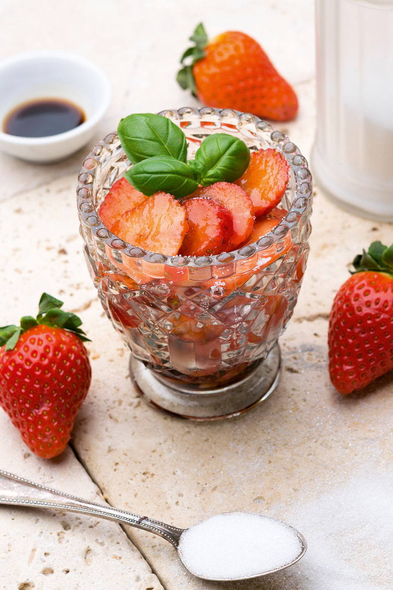 Erdbeeren Mit Pfeffer Und Balsamessig — Rezepte Suchen