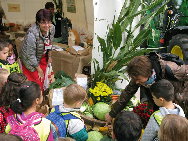Landfrauen auf dem Erntefest auf dem Rossmarkt aktiv