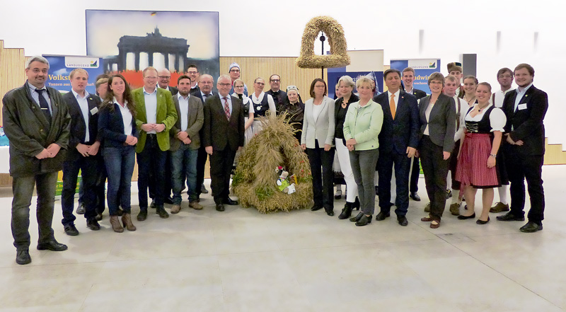 Hessische Landjugend überreicht zwei Erntekronen 