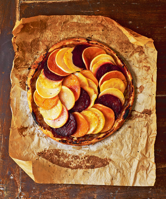 Eine Tarte, die mit Roter Bete und Süßkartoffeln belegt ist