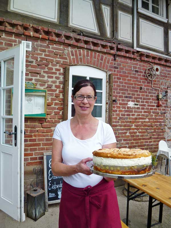 Stall zum rustikalen Bauernhofcafé umgebaut