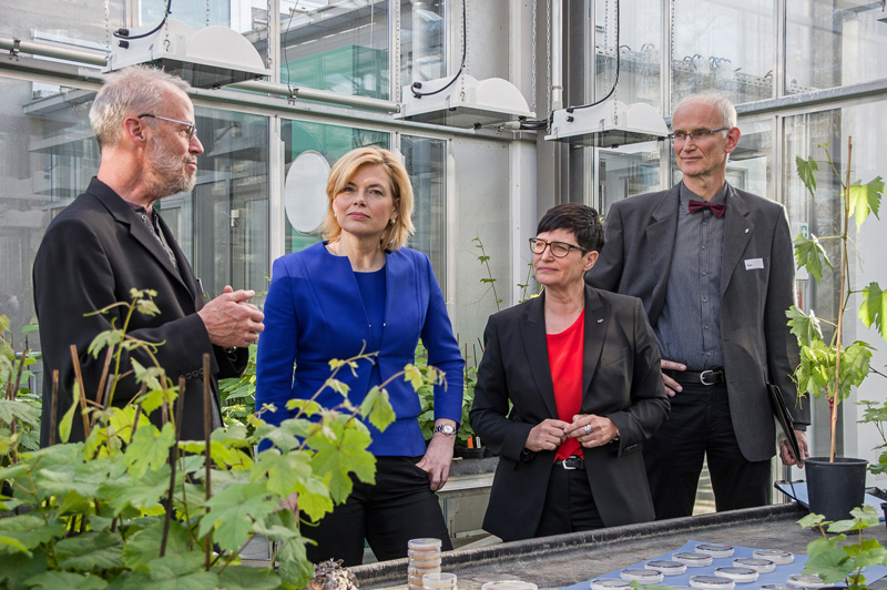 Klöckner besucht Geilweilerhof des Julius Kühn-Instituts