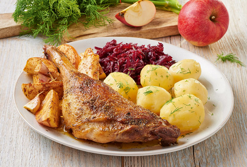 Gänsekeule mit Kartoffeln und Rotkohl