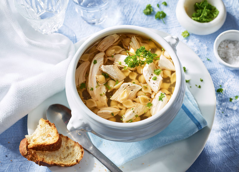 Hühnersuppe mit Gemüse und Nudeln