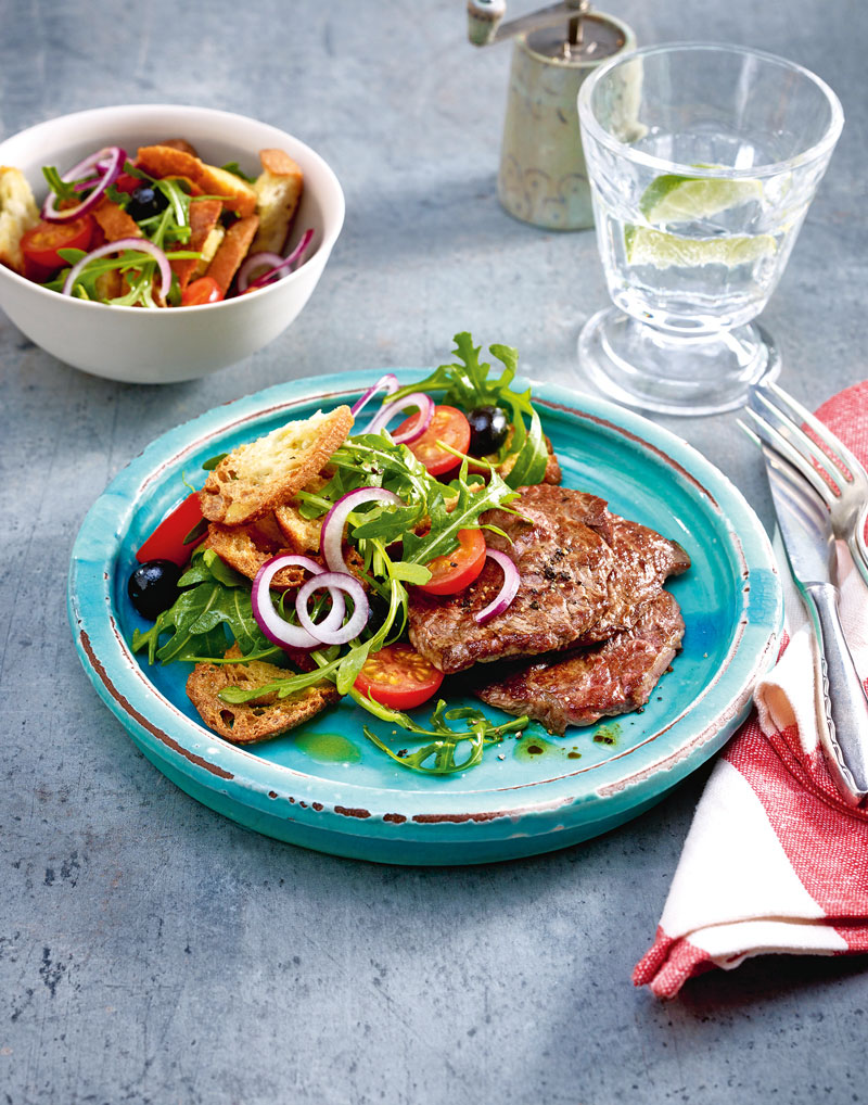 Minutensteaks mit Tomaten-Brotsalat