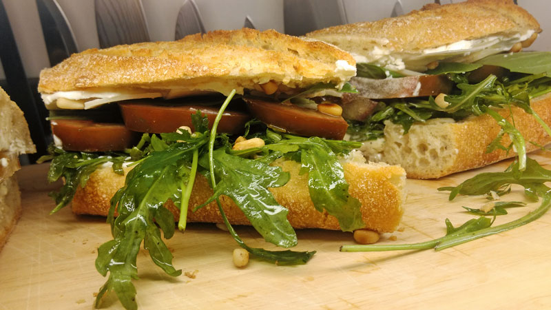 Sommer-Sandwich mit Rucola und Tomaten