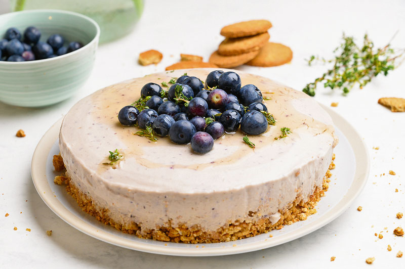 Heidelbeer-Cheesecake mit Thymian-Honig