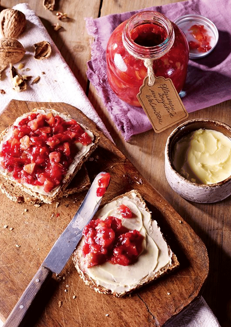 Pflaumenkonfitüre mit Walnüssen