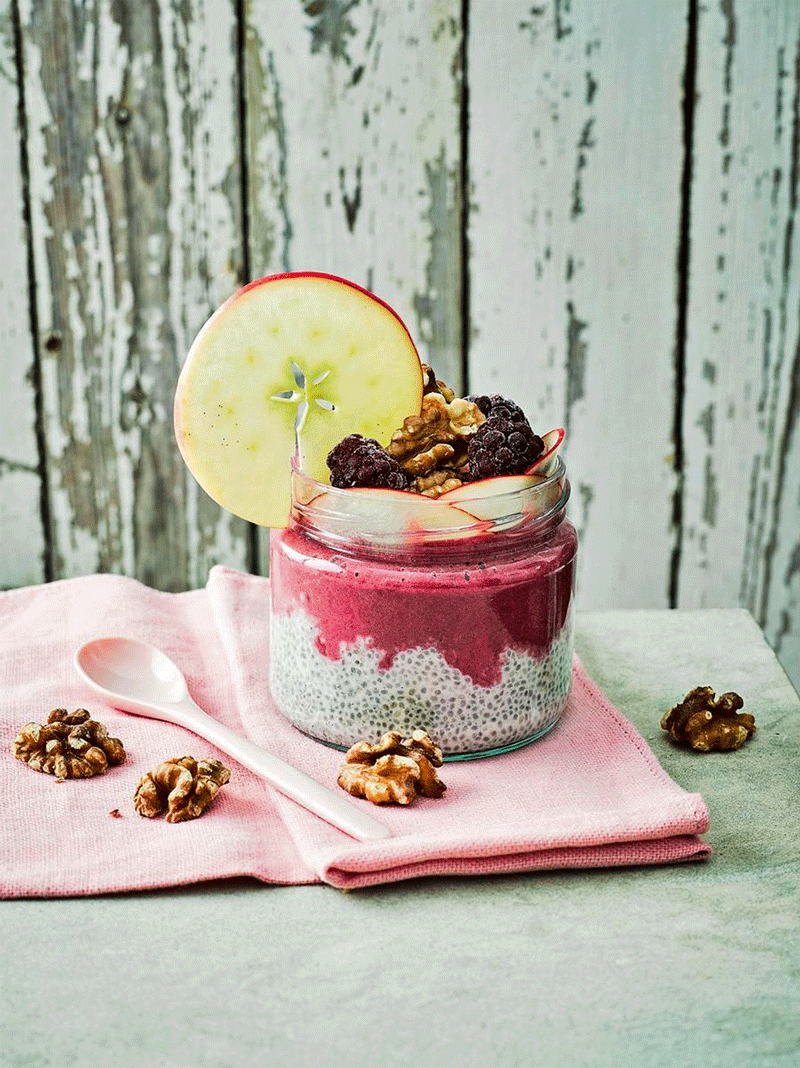 Smoothie-Bowl mit Blaubeeren und Banane