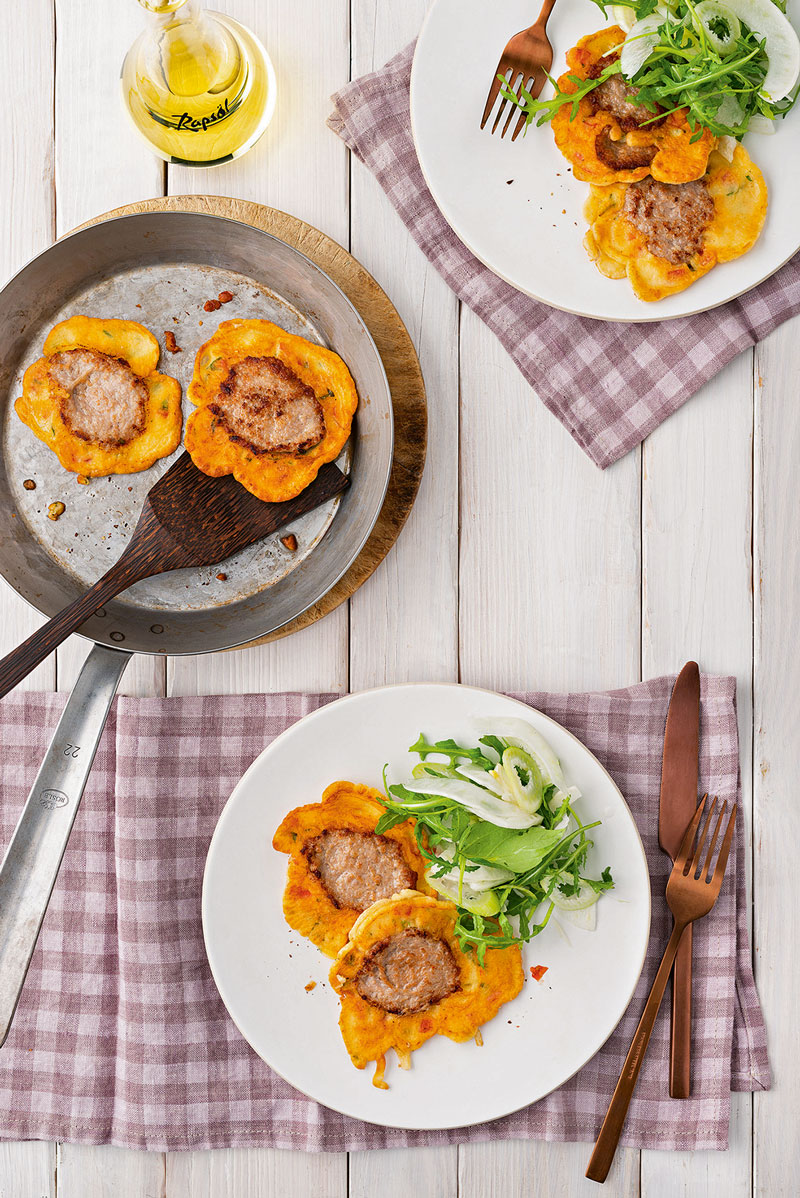 Bratwurst-Puffer mit Fenchel-Rauke-Salat