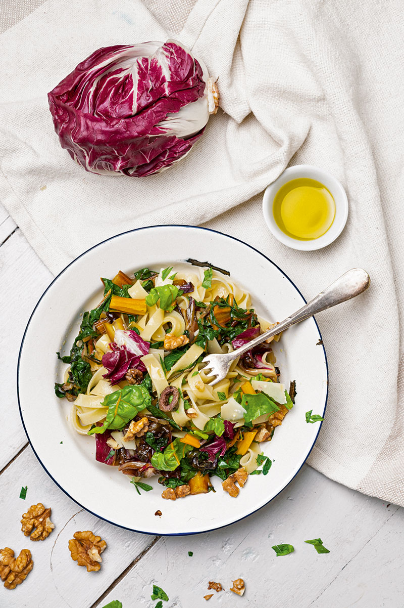 Mangold-Radicchio-Tagliatelle mit Oliven und Walnüssen