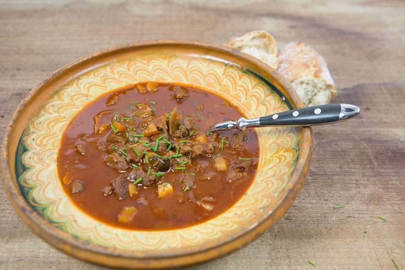 Kräftige Wildgulaschsuppe