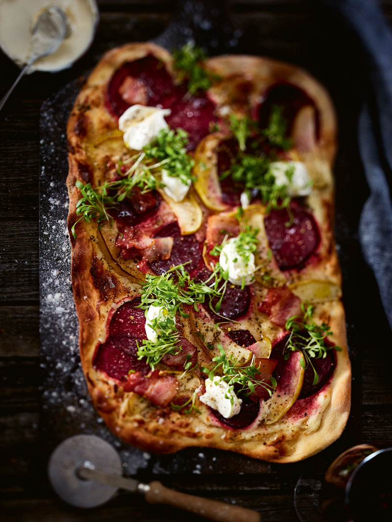 Flammkuchen mit Roter Bete und Kresse