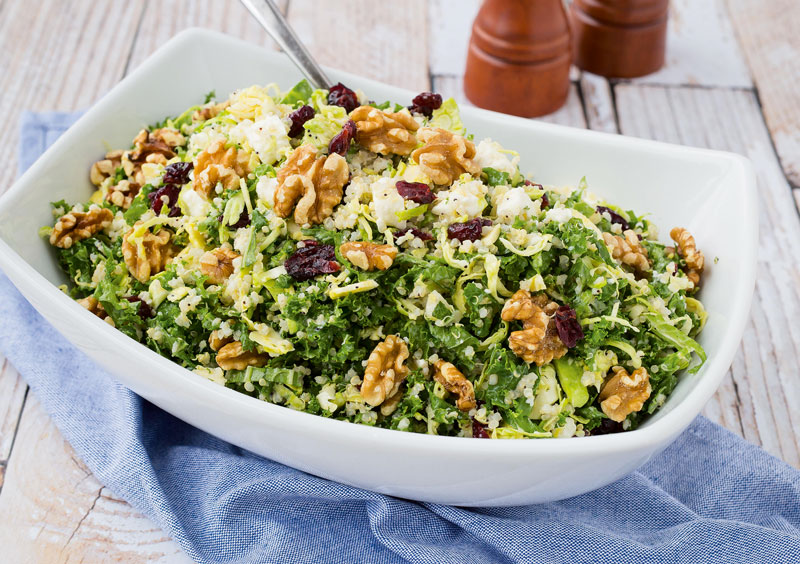 Grünkohl-Quinoa-Salat mit Walnüssen und Feta