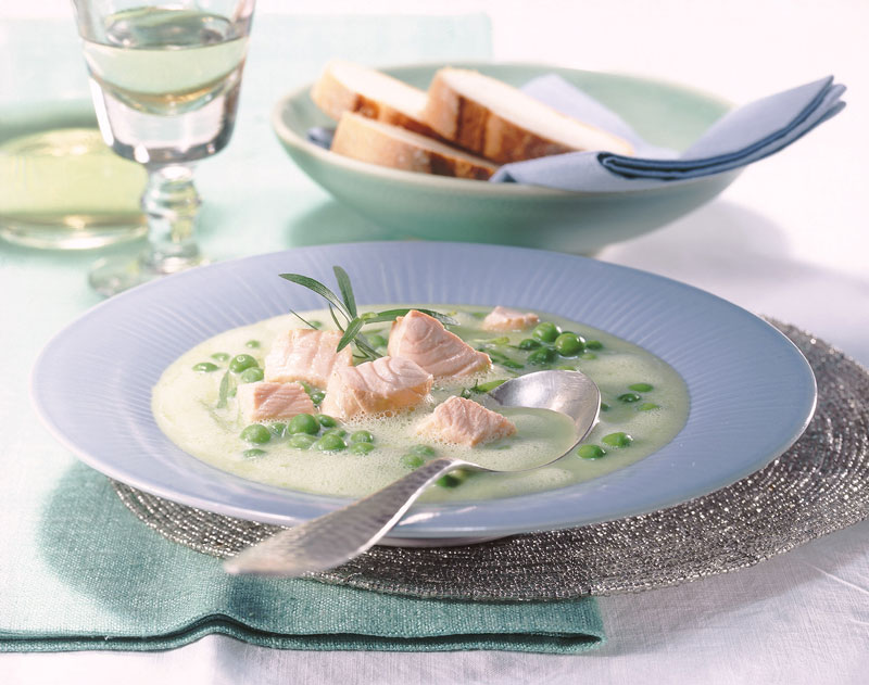 Feine Erbsencreme-Suppe mit Lachsforelle