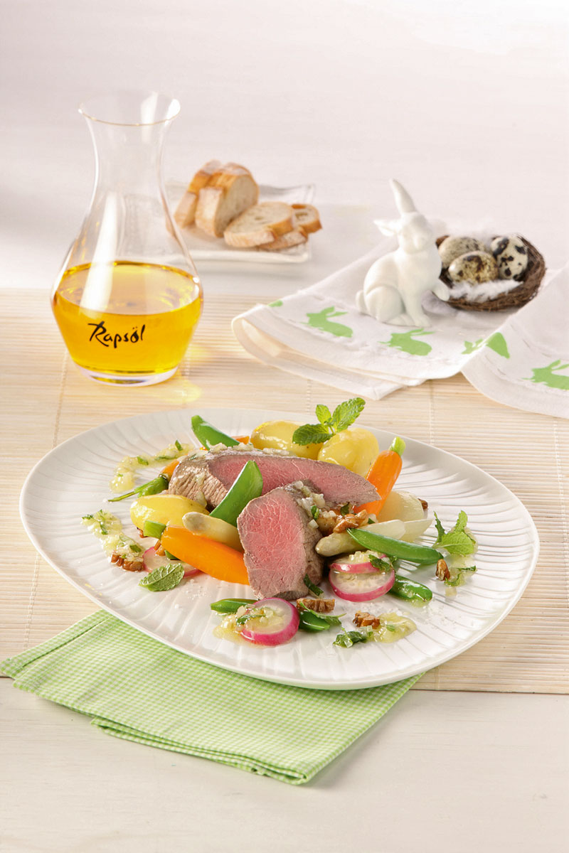 Pochiertes Lammrückenfilet mit lauwarmer Minz-Vinaigrette