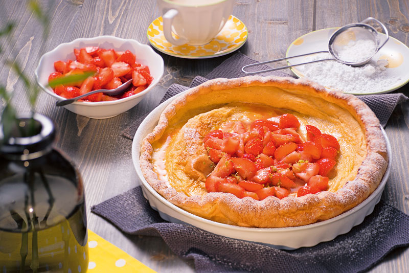 „Dutch Baby“ mit marinierten Erdbeeren