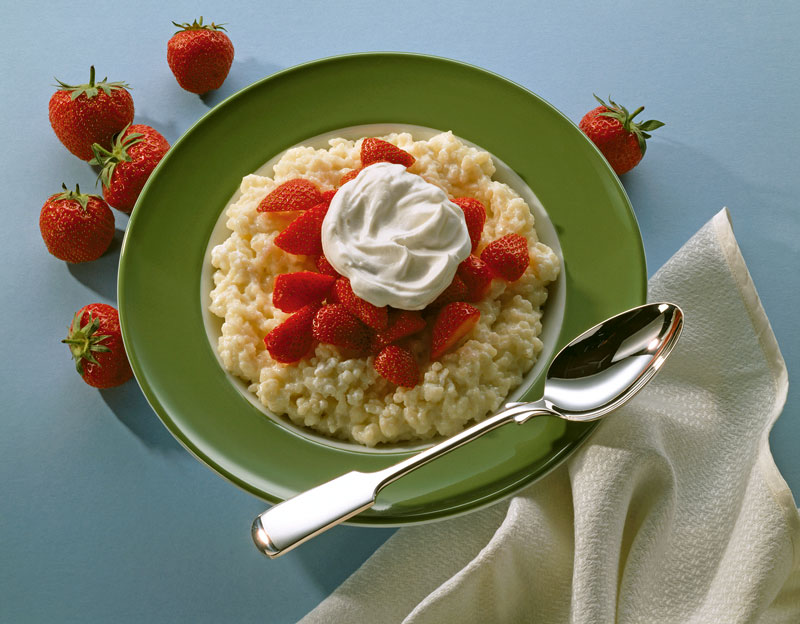 Milchreis mit Erdbeeren und Sahnehaube