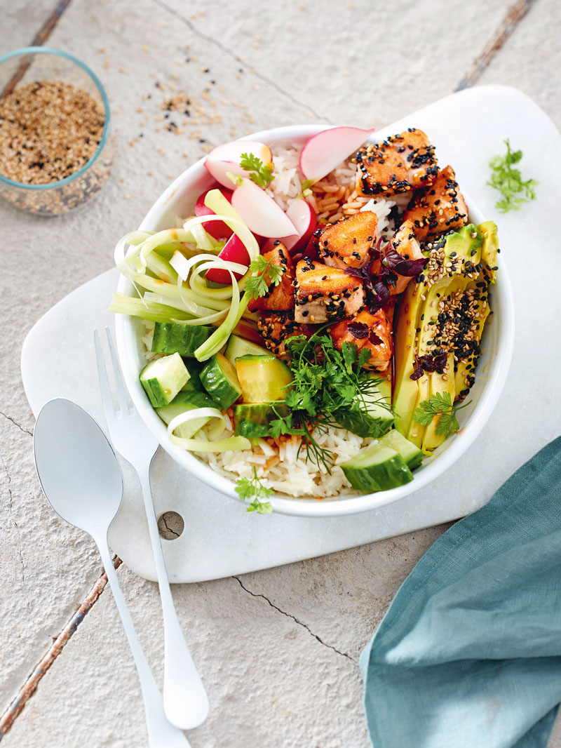 Poké-Bowl mit Lachs, Avocado und Gurke