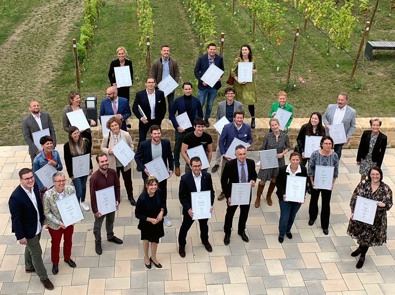 Vom kleinen Bauwagen bis zum riesigen Würfel im Weinberg