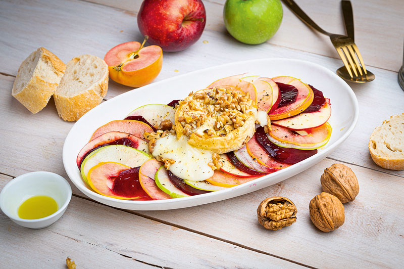 Apfel-Carpaccio mit Roter Bete und Walnuss-Crunch