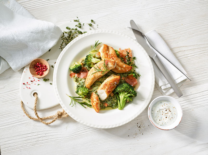 Hähnchen-Innenfilets mit Linsen, Brokkoli und Speck