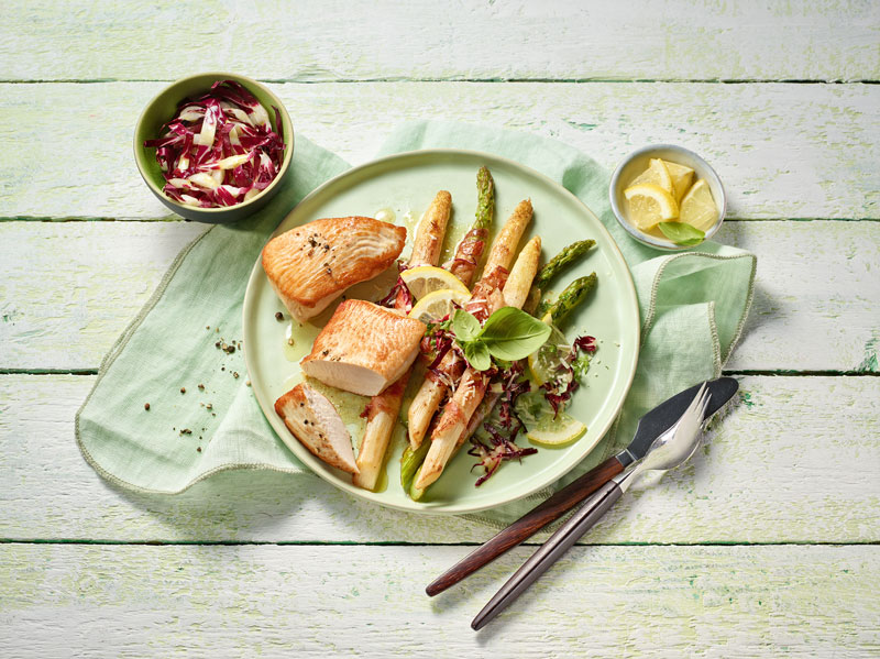 Putenfilet mit zweierlei Spargel im Speckmantel