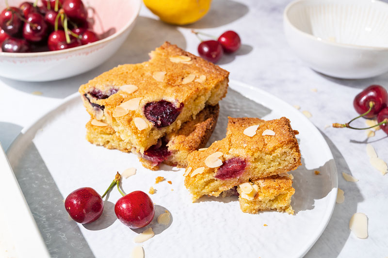 Kirsch-Blondies  mit Mandeln