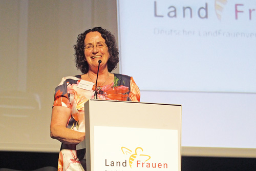 Präsidentin Hildegard Schuster zu Wort in Fulda