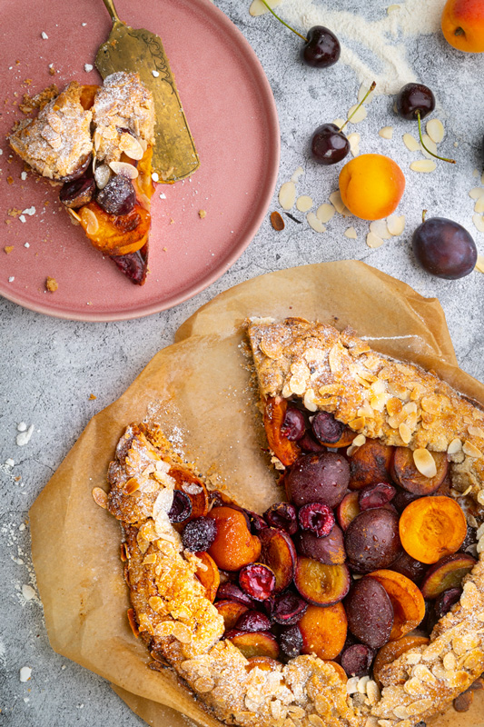 Galette mit Aprikosen, Pflaumen und Kirschen