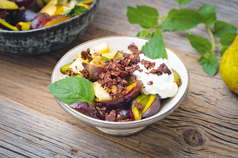 lw-heute.de – Birnen-Pflaumen-Salat mit Schoko-Nuss-Crunch | Birnen ...