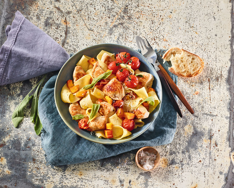 Puten-Pappardelle mit Kürbis, Salbei und Tomate