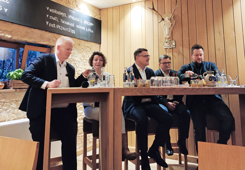 Reger Talk im Gasthaus