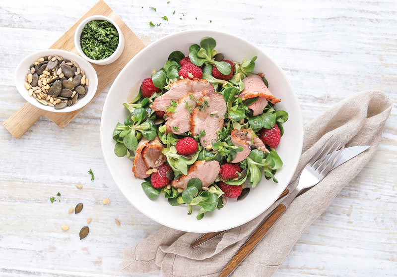 Entenbrust auf Feldsalatmit Himbeeren