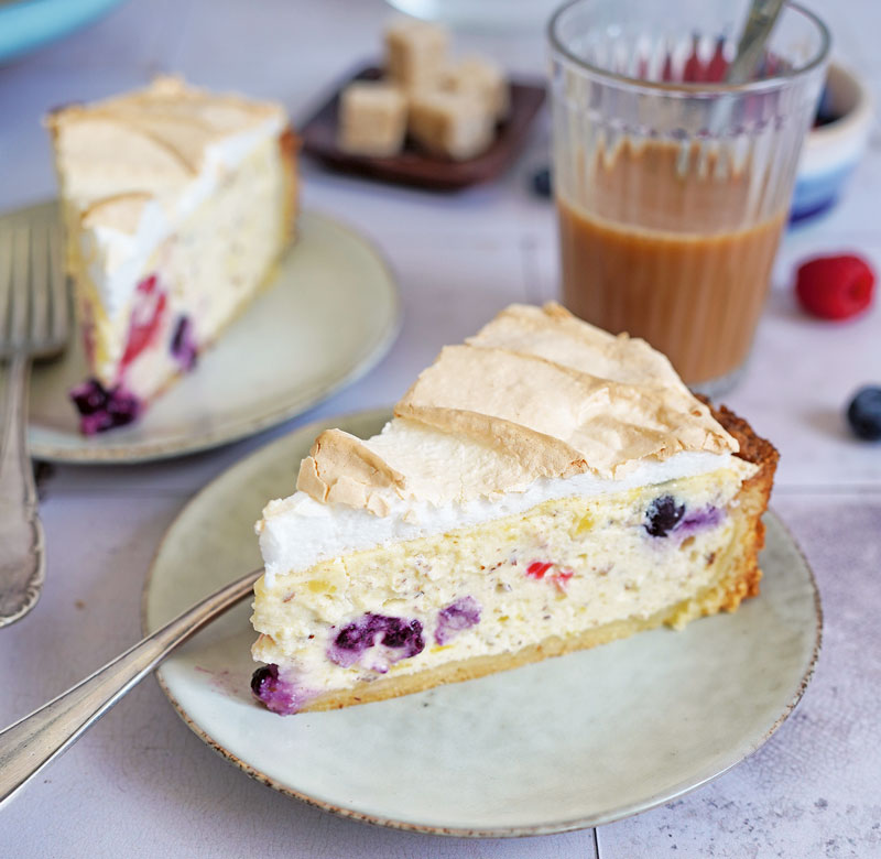 Kartoffel-Käsekuchen mit Himbeeren und Blaubeeren