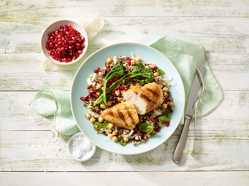 Hähnchenfilet auf Quinoa-Kichererbsensalat