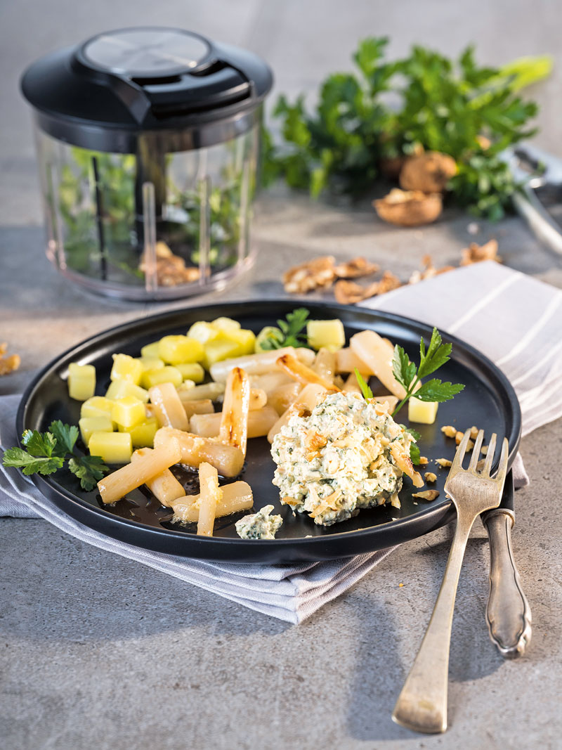 Petersilien-Walnuss-Dip mit gebratenen Schwarzwurzeln