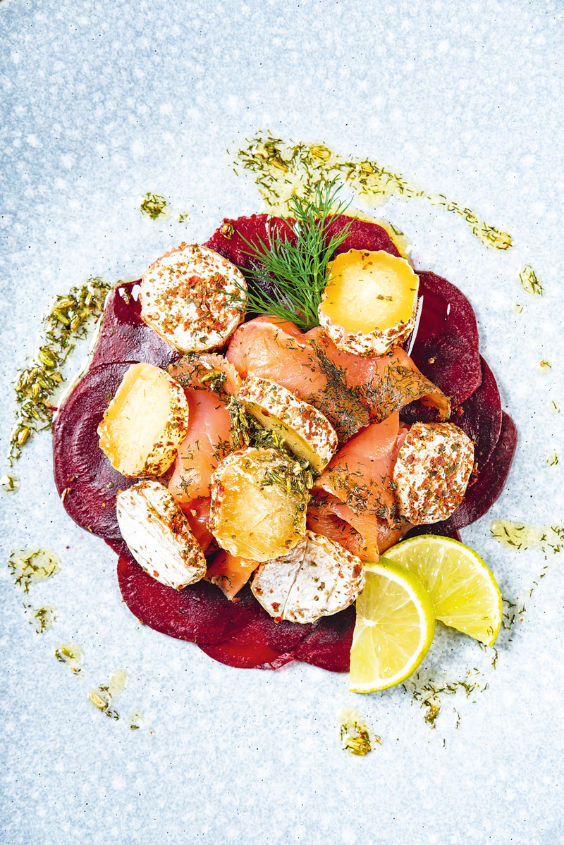 Rote-Bete-Carpaccio, Räucherlachs und Handkäse