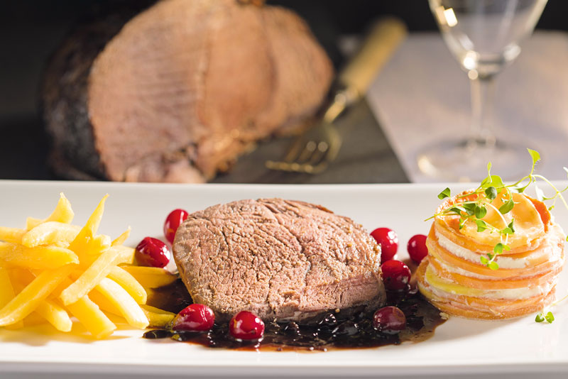 Rotwildkeule mit Steckrübenstiften und Süßkartoffelgratin 