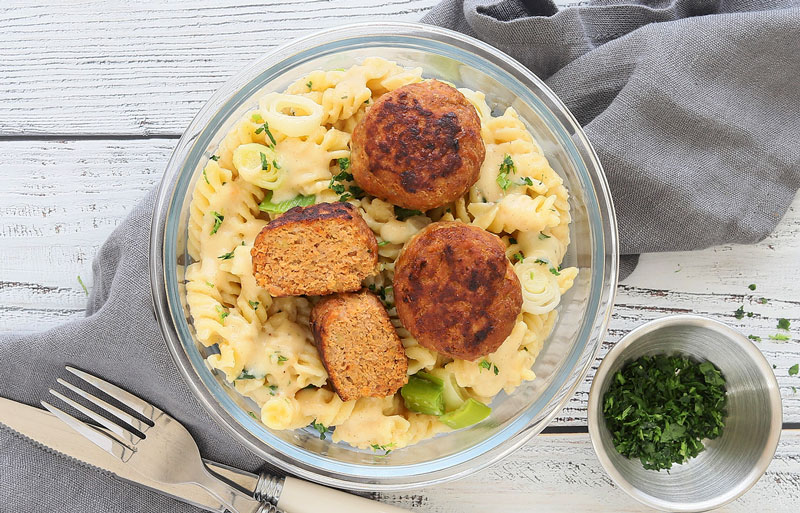 Putenhackfleischfrikadellen mit Nudeln und Käsesauce