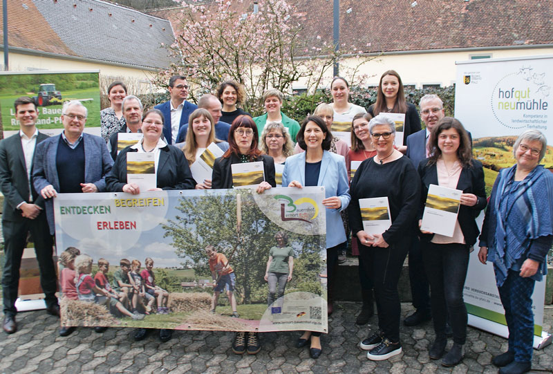 14 frischgebackene Bauernhofpädagoginnen