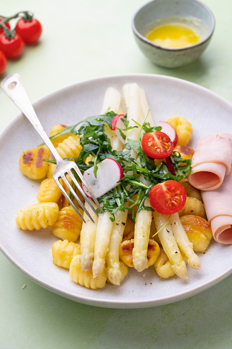 Spargel mit Gnocchi, 
Rucola-Salat und Zitronenbutter