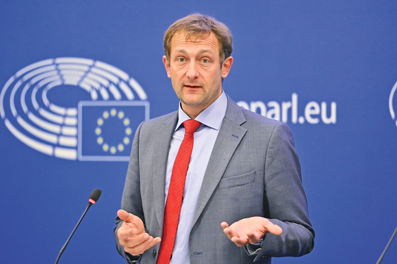 Hansen absolviert Anhörung mit Erfolg