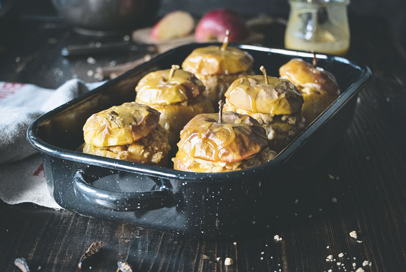 Bratapfel mit Zimt-Tonkabohnen-Crumble