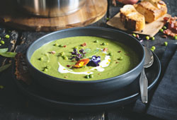 Feine Erbsen-Minzsuppe mit Speck