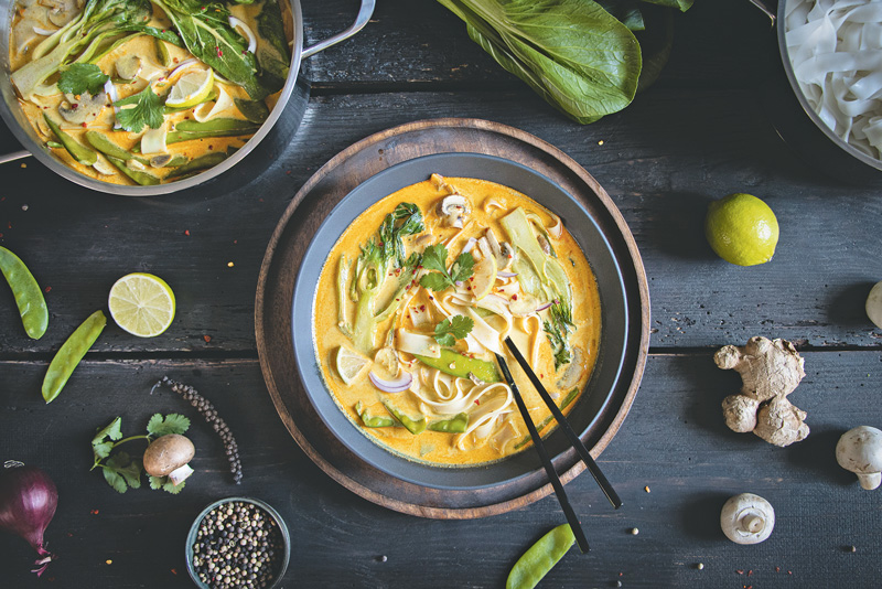 Kokos-Limetten-Suppe mit Pak Choi und Reisnudeln