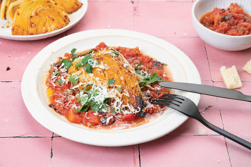 Gerösteter Weißkohl auf Tomaten-Kapern-Sauce
