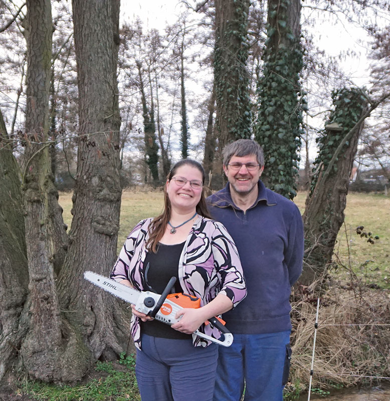Akku-Motorsäge übergeben