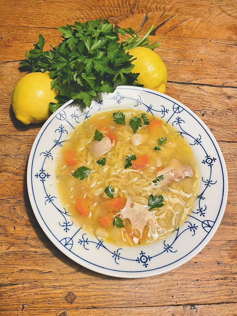 Pastina-Suppe mit Nudeln und Geflügelfleisch
