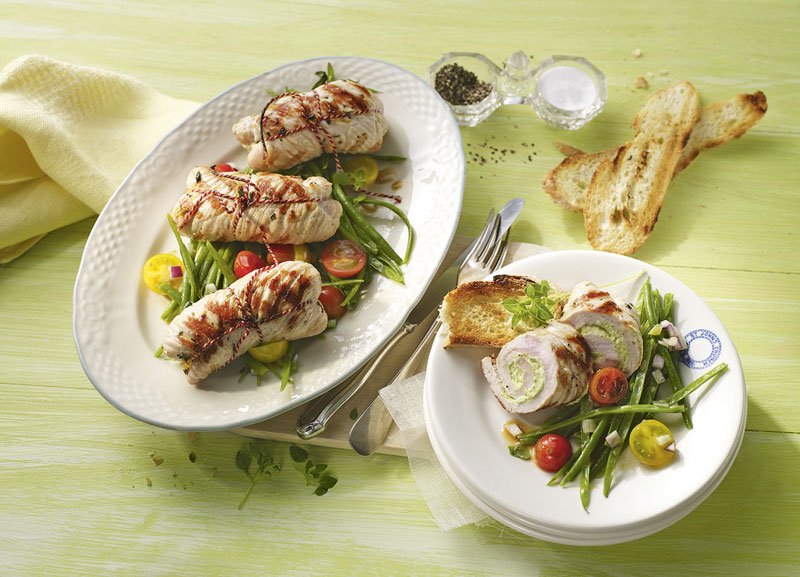 Putenrouladen vom Grill mit Bärlauch und Bohnensalat